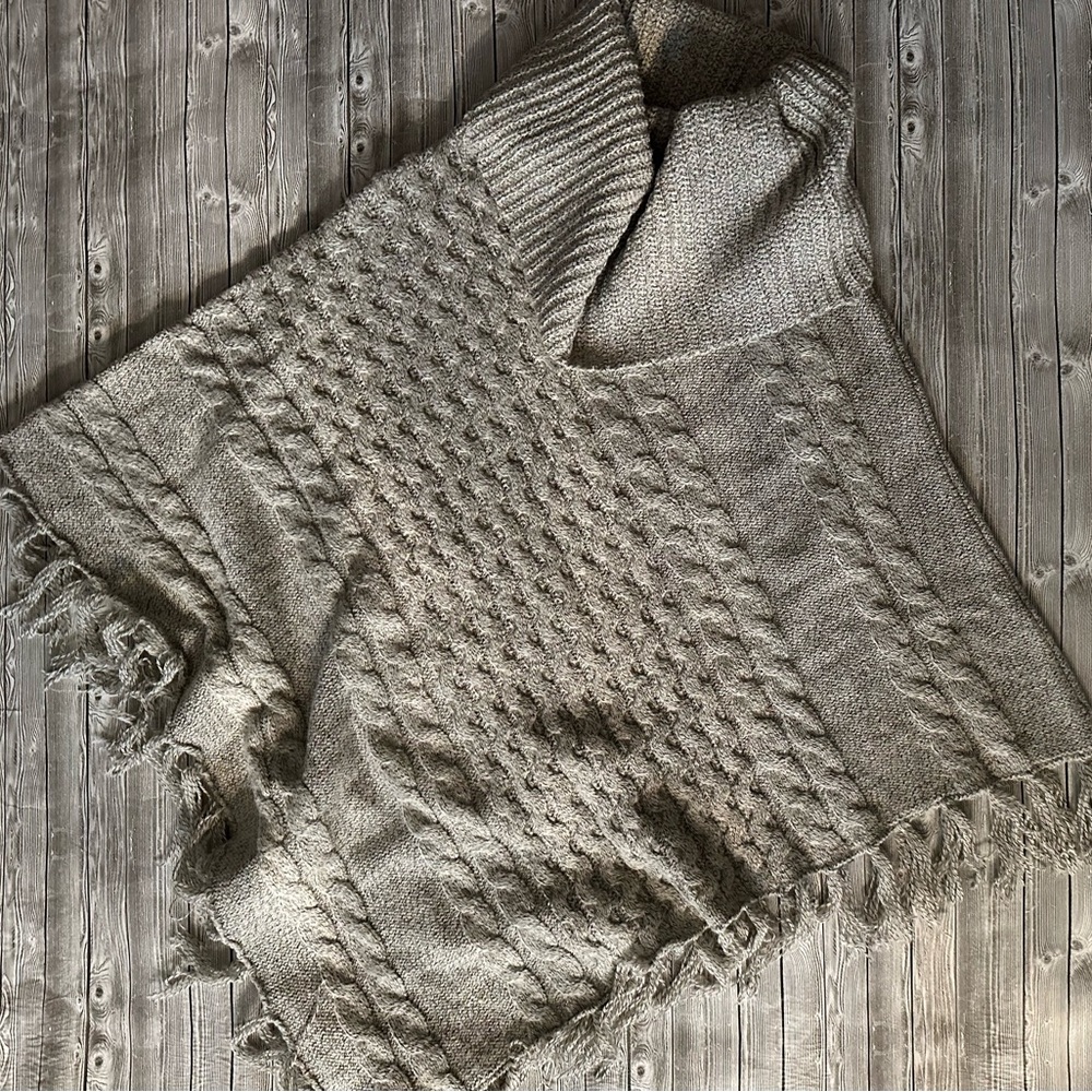 BacianoTextured Knit Poncho in Gray